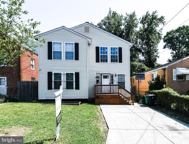 view of front of property featuring a front yard