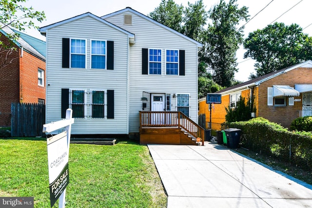 view of front of home featuring a front yard