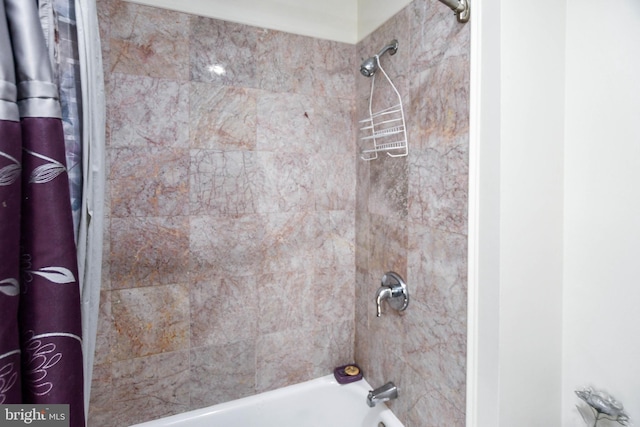 bathroom with shower / tub combo