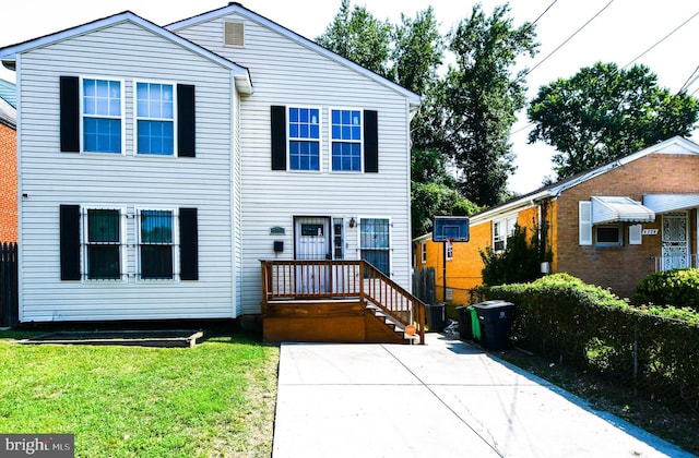 view of front of home featuring a front lawn