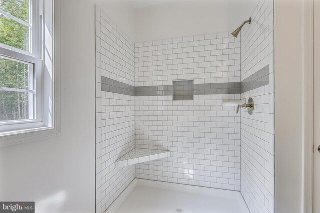 bathroom featuring tiled shower