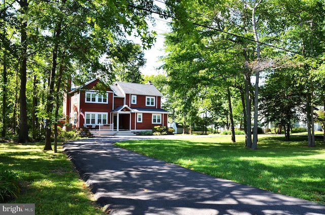 colonial home featuring a front yard