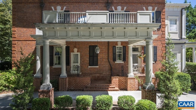 view of front of house with a balcony