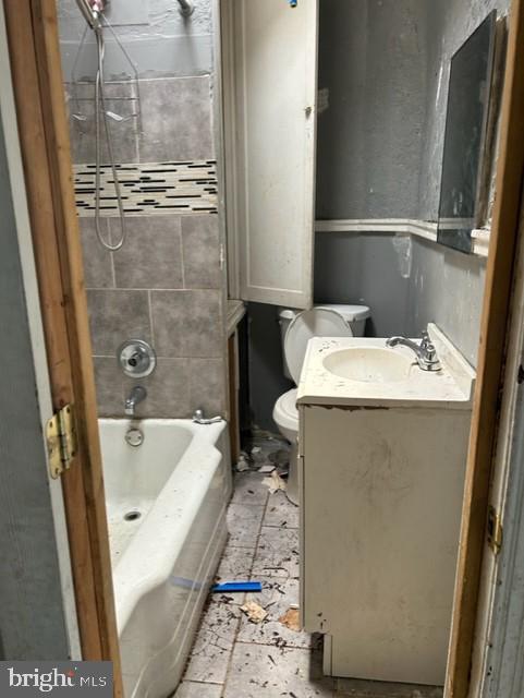 full bathroom with vanity, toilet, and tiled shower / bath