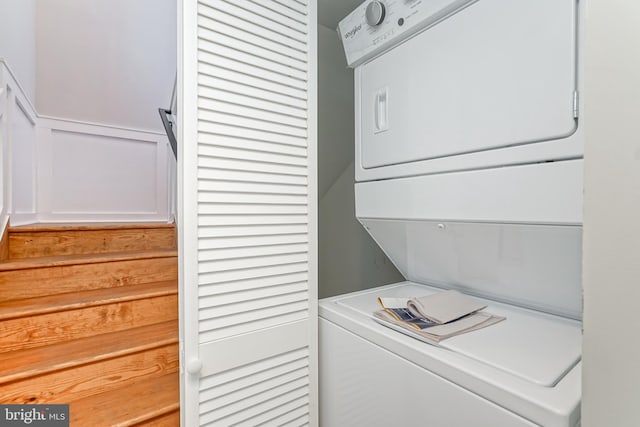 laundry room with stacked washer / drying machine