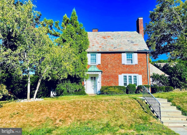 view of front facade featuring a front lawn