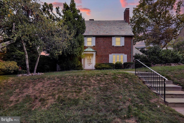 view of front of property featuring a yard