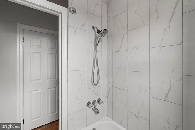 bathroom with tiled shower / bath combo