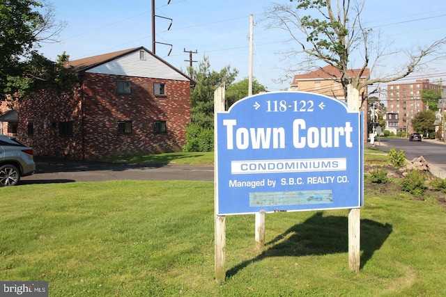 community sign with a lawn