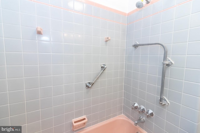 bathroom featuring tiled shower / bath combo