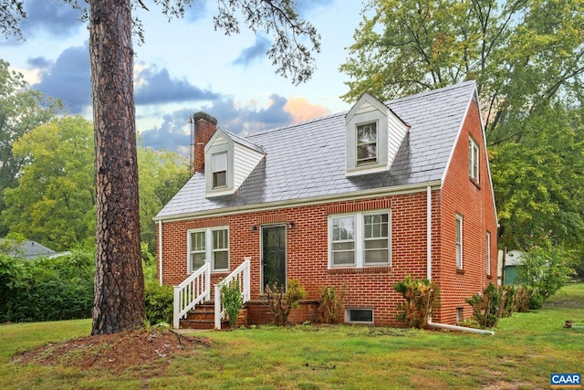 cape cod house featuring a front lawn