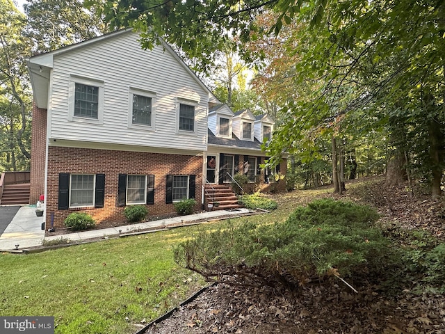 view of front of property featuring a front lawn