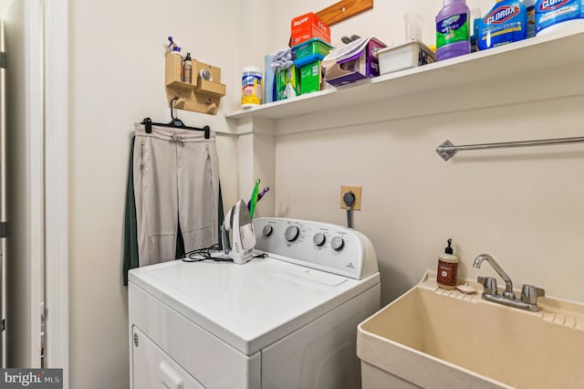 laundry area with sink and independent washer and dryer