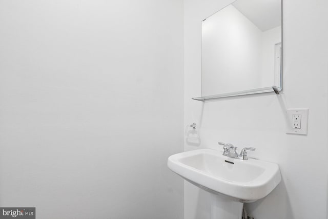 bathroom featuring sink