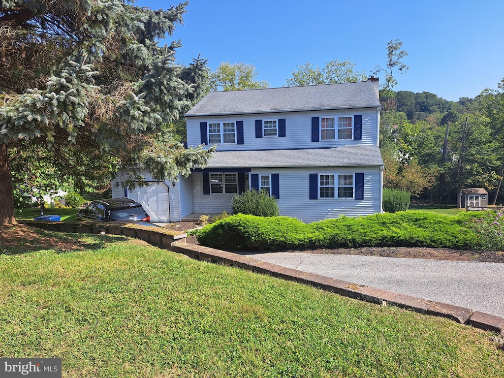 view of front facade featuring a front lawn