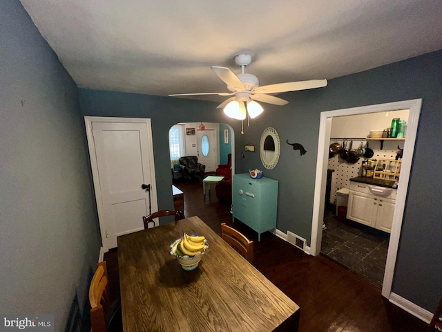 dining room with dark wood-type flooring and ceiling fan