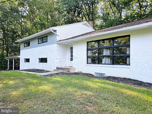 view of front of property featuring a front yard