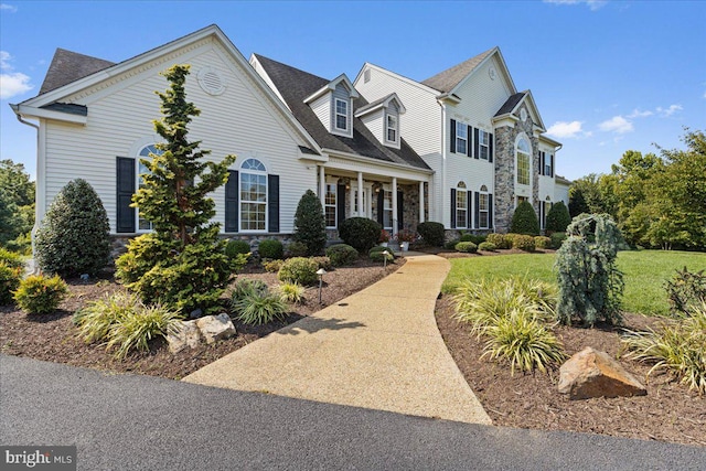 view of front facade featuring a front yard