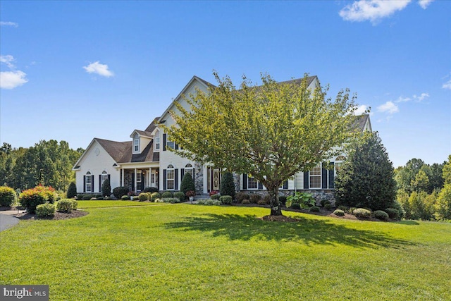 view of front facade featuring a front lawn