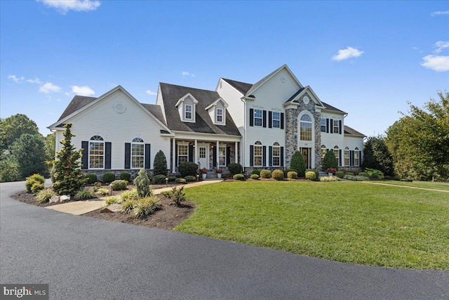 view of front facade featuring a front lawn