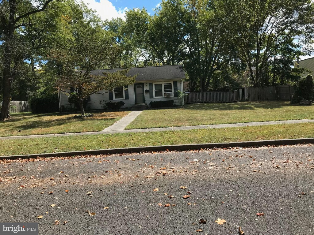 view of front of home with a front lawn