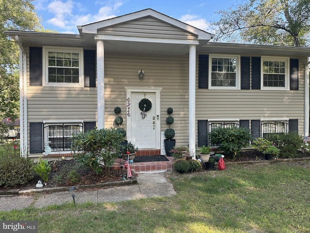 split foyer home with a front yard