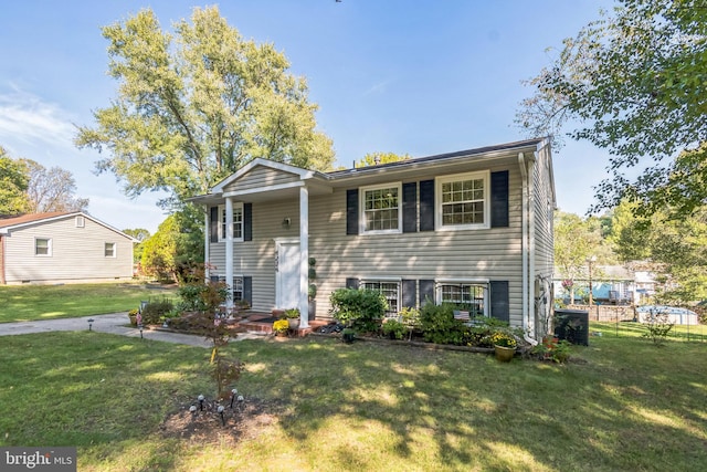 bi-level home featuring a front lawn