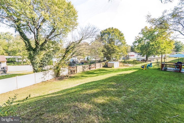 view of yard featuring a storage shed