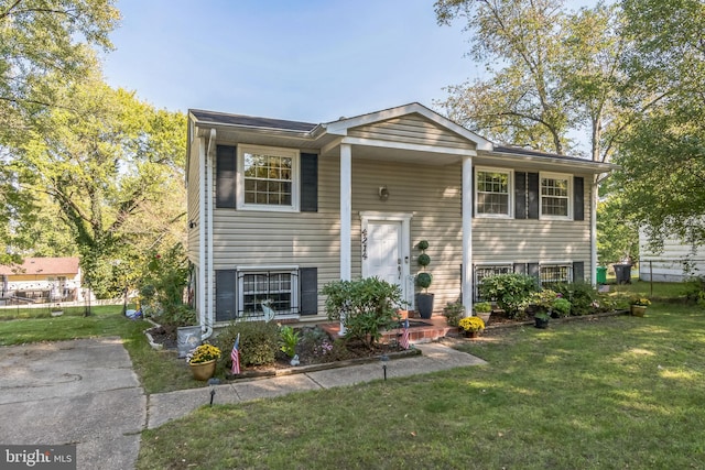 split foyer home with a front lawn