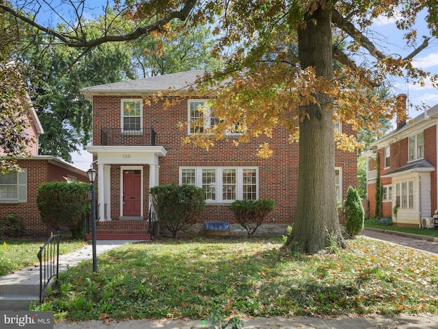 view of front facade with a front lawn