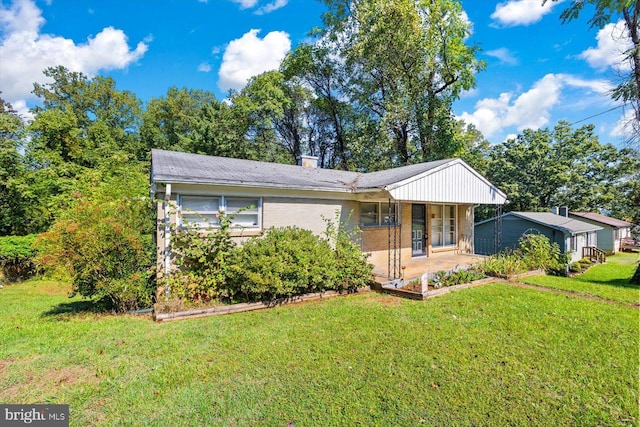 view of front of home featuring a front lawn