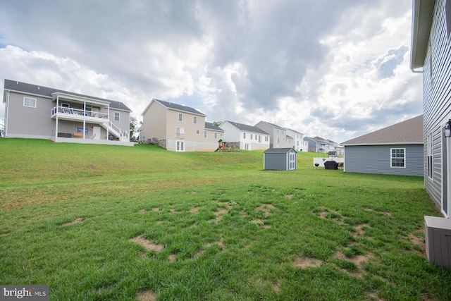 view of yard with a storage unit