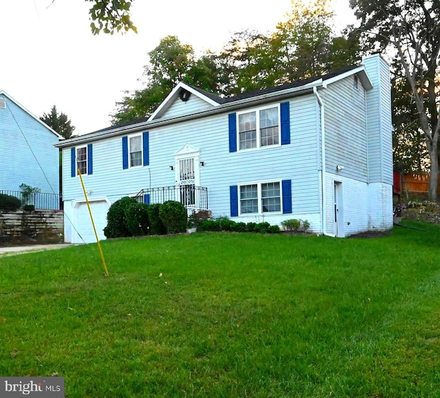 split foyer home featuring a front lawn