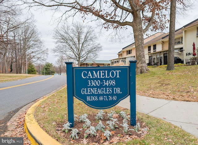 community / neighborhood sign featuring a lawn