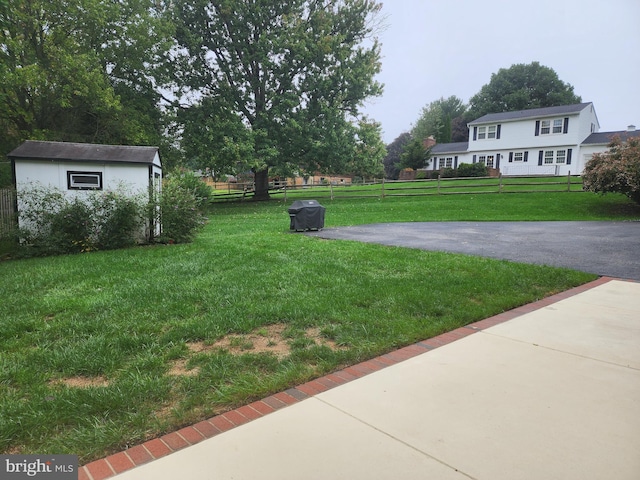 view of yard with a storage shed