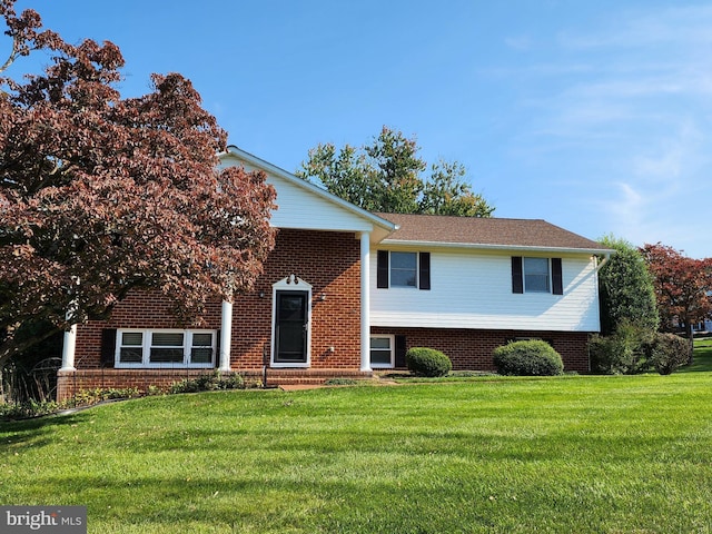 view of front of home featuring a front lawn