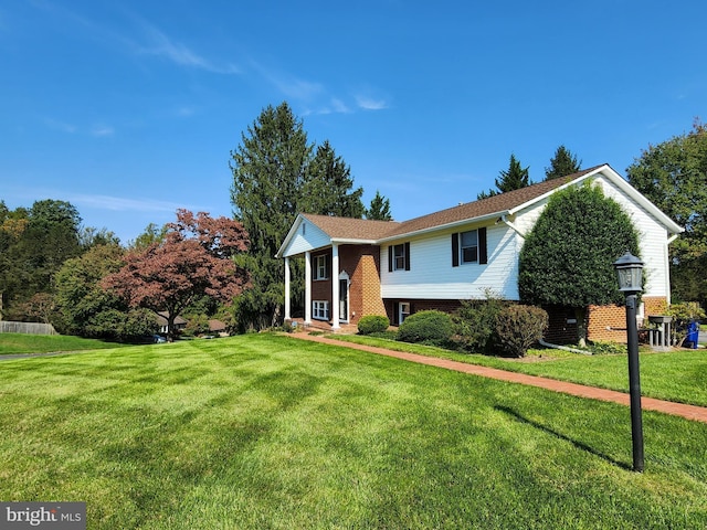 bi-level home featuring a front lawn