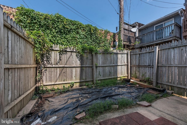 view of yard with a patio area