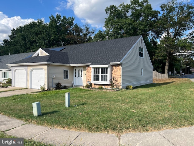 view of front of property featuring a front lawn and a garage