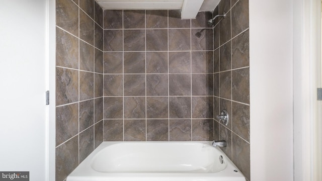 bathroom featuring tiled shower / bath