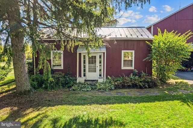 view of front facade featuring a front yard