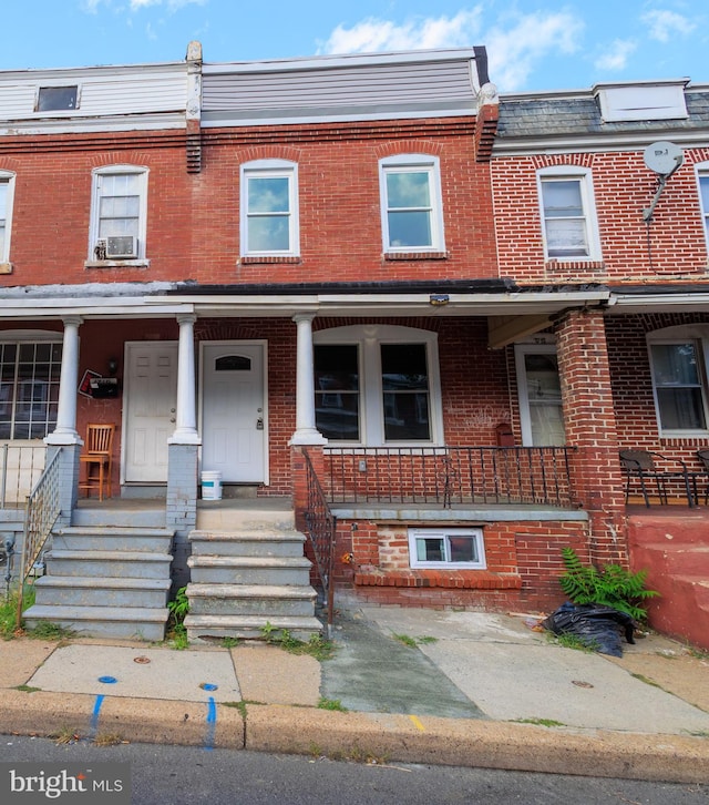 townhome / multi-family property featuring cooling unit and covered porch