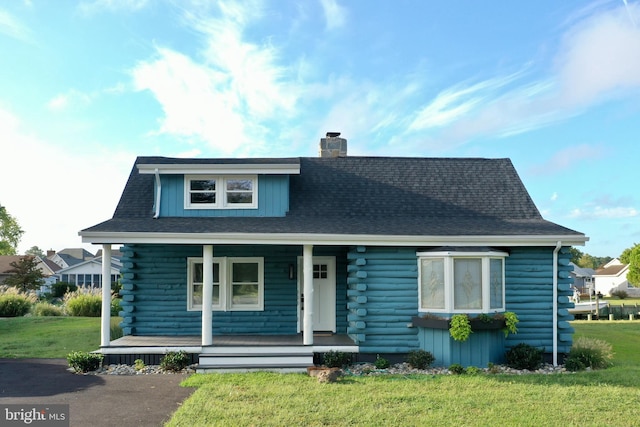 view of front facade featuring a front lawn and a porch