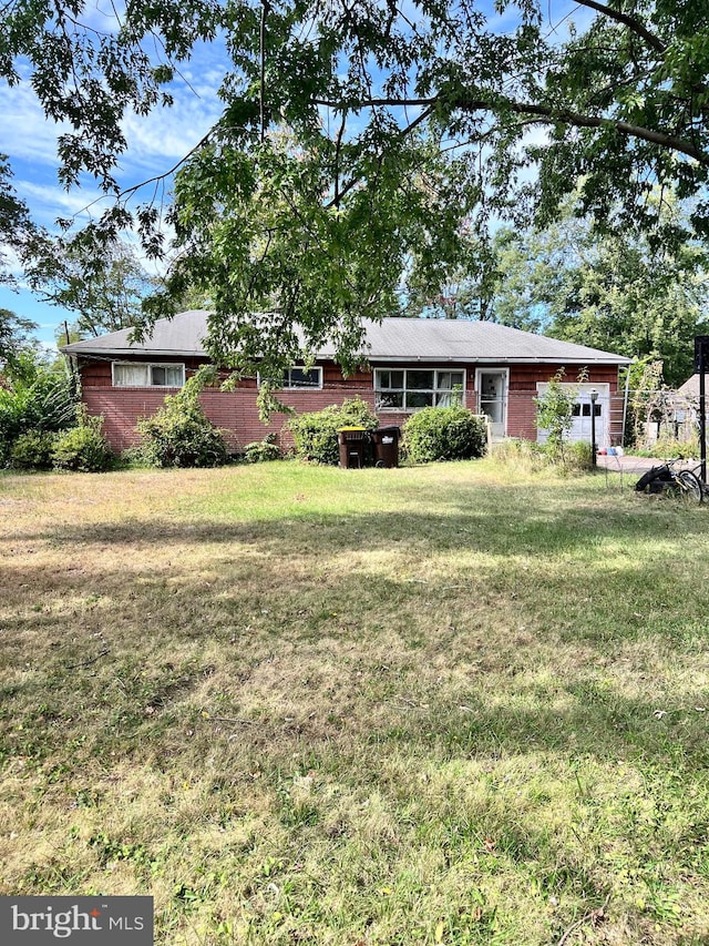 ranch-style home featuring a front lawn