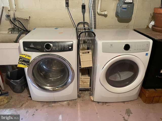 washroom featuring washing machine and dryer