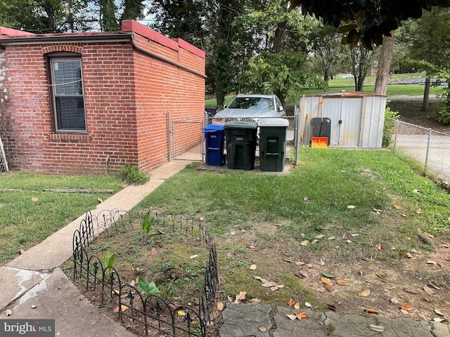 view of yard featuring a storage unit