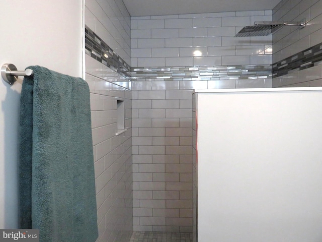 bathroom featuring a tile shower