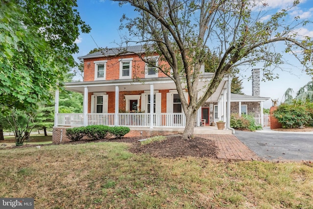 view of front facade featuring a porch and a front lawn