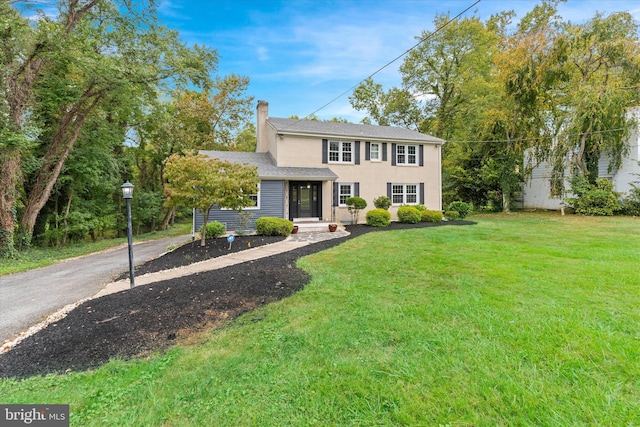 view of front of home featuring a front yard