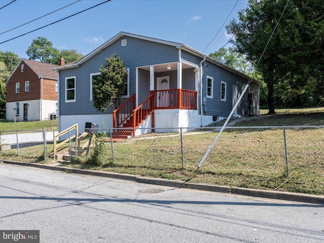 view of front of property featuring a front yard